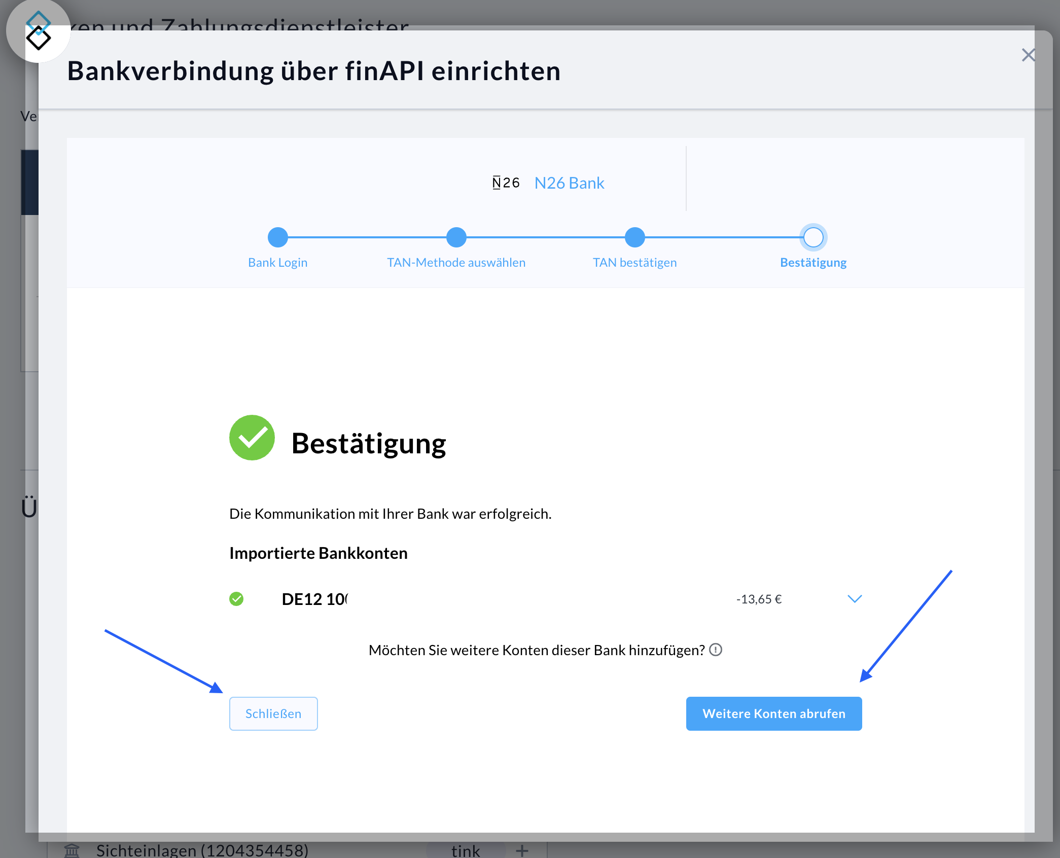 Hier sehen Sie die Ansicht mit der Liste der gefundenen Bankkonten bei der Bankanbindung mit finAPI innerhalb von Nuumera. Die beiden Buttons "Schließen" und "Weitere Konten abrufen" wurden mit Pfeilen gekennzeichnet.